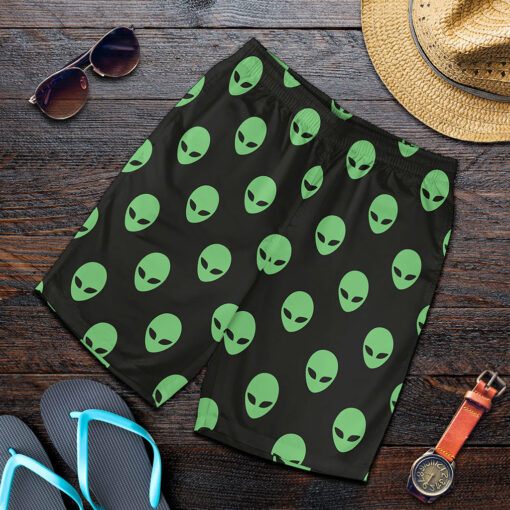 Green Alien Face Print Men's Shorts